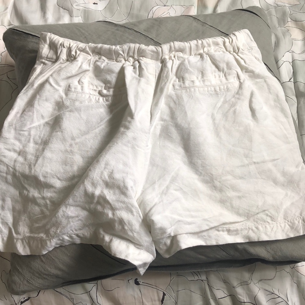 White Linen Highwaisted shorts
